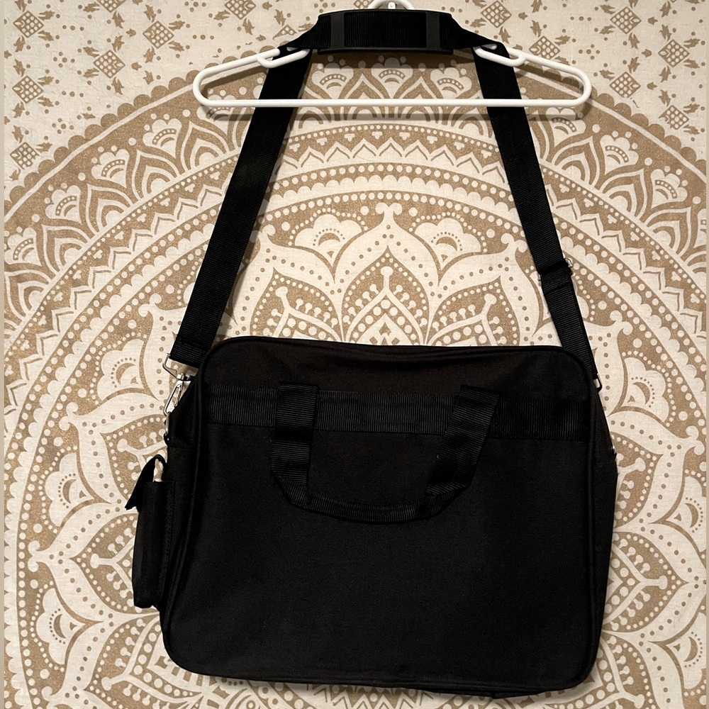 ✨HP✨ EXCELLENT CONDITION, BLACK TRAVEL-MESSENGER BAG…HAS POCKETS SIZE IS 16”x13” - Picture 2 of 3
